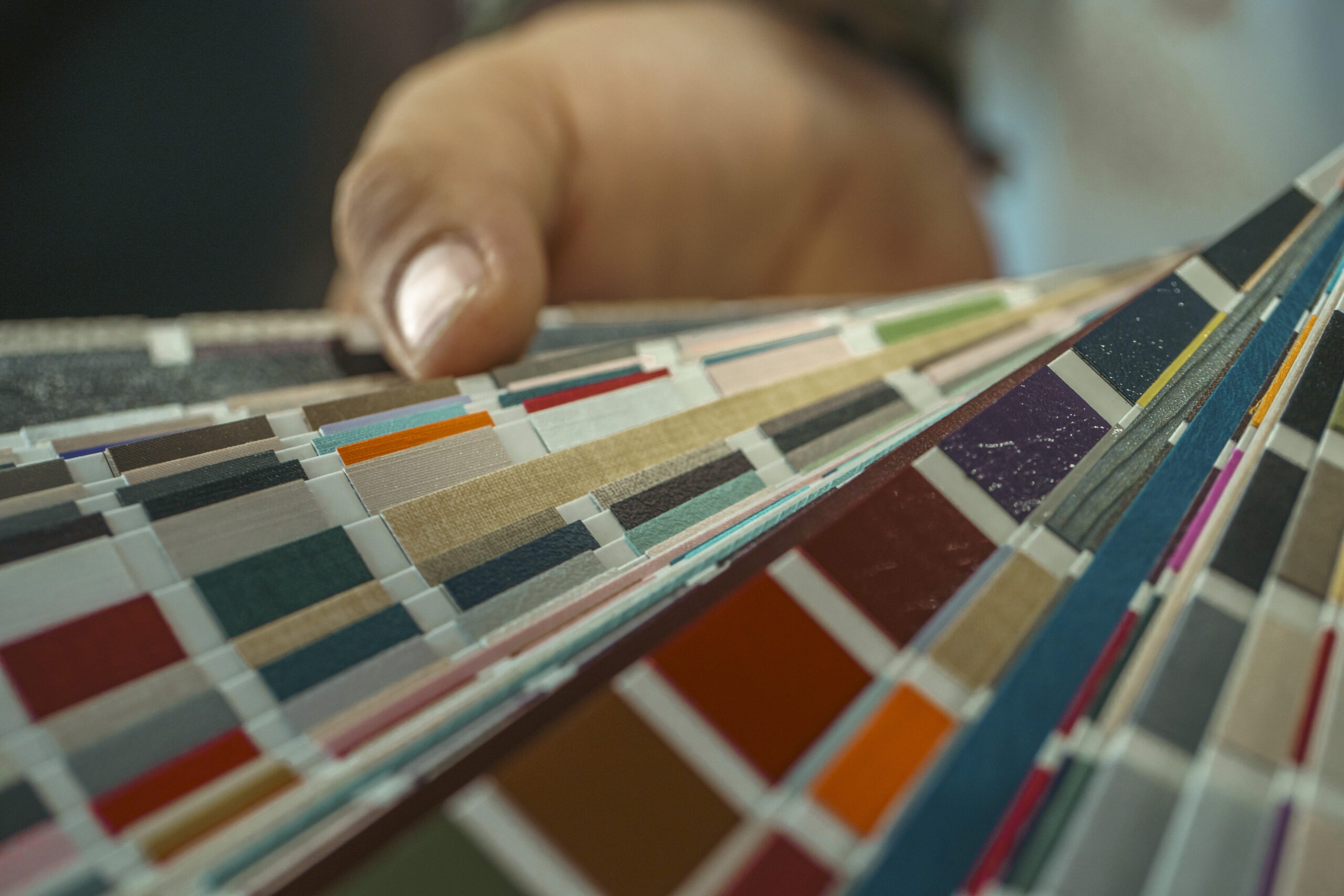 campionario di colori con dita umane