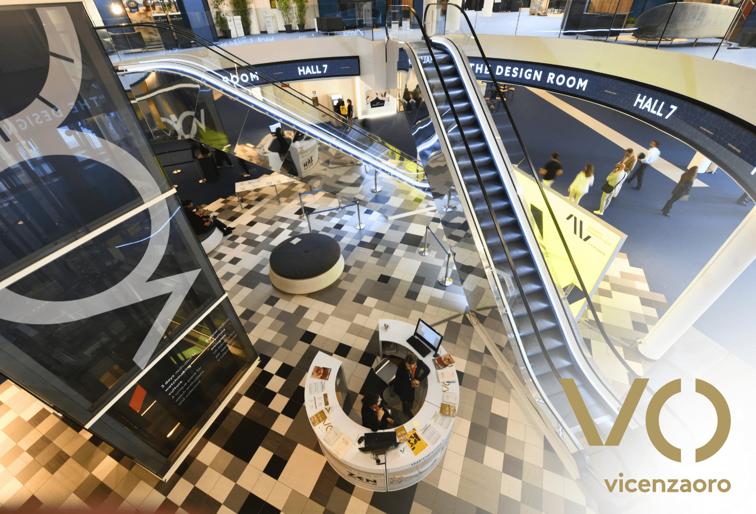 ingresso Vicenzaoro con scale mobili e desk informativo